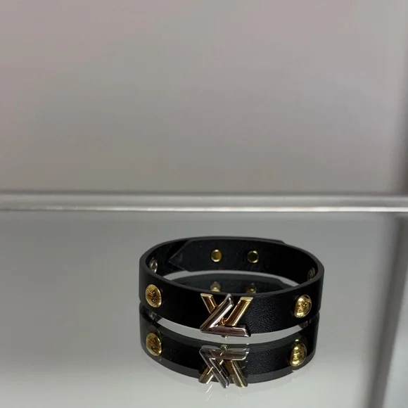 👛Host Pick👛 Louis Vuitton Black and Gold “Twist” Leather Bracelet - Picture 4 of 8